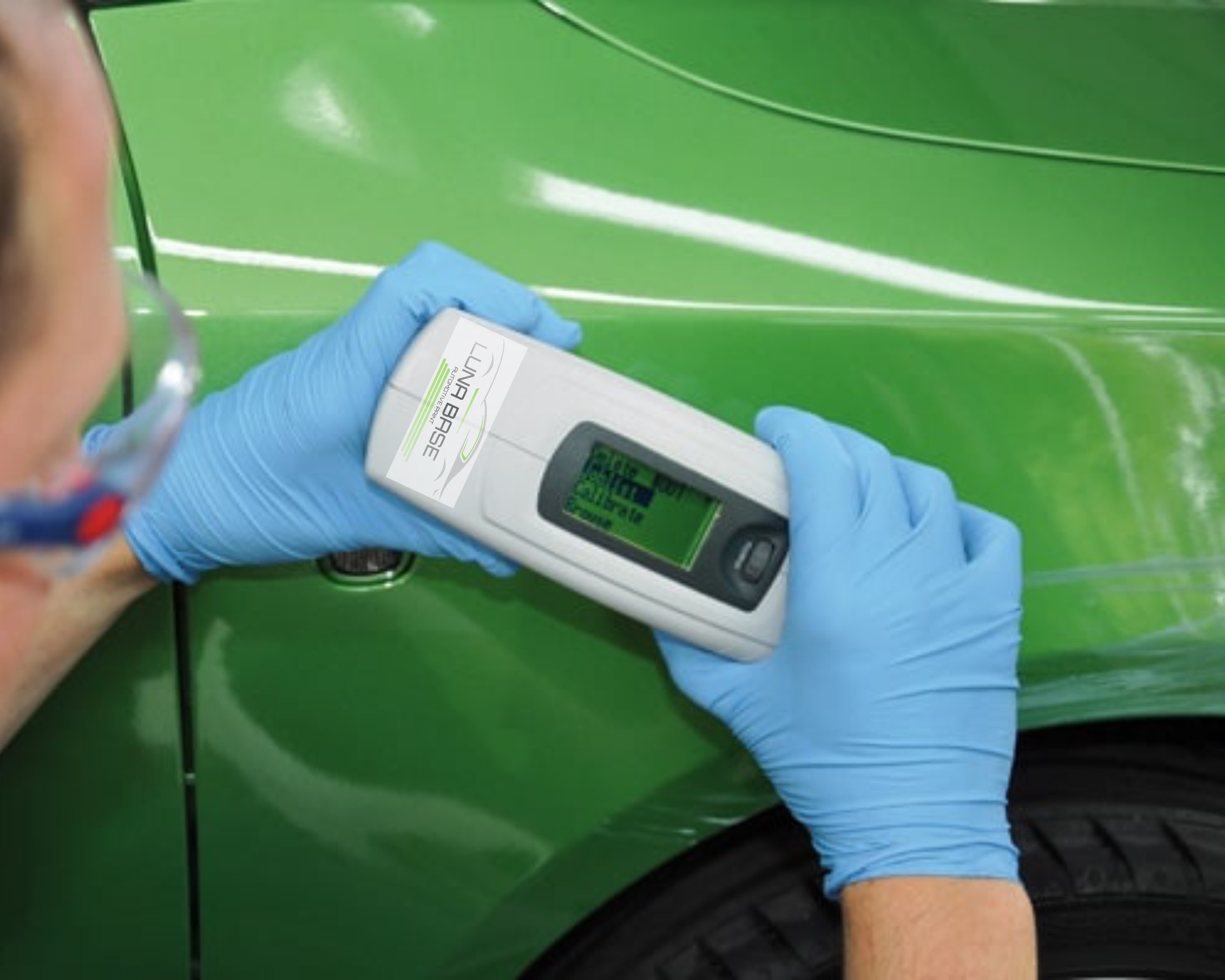 Spectrometer scanning a car panel